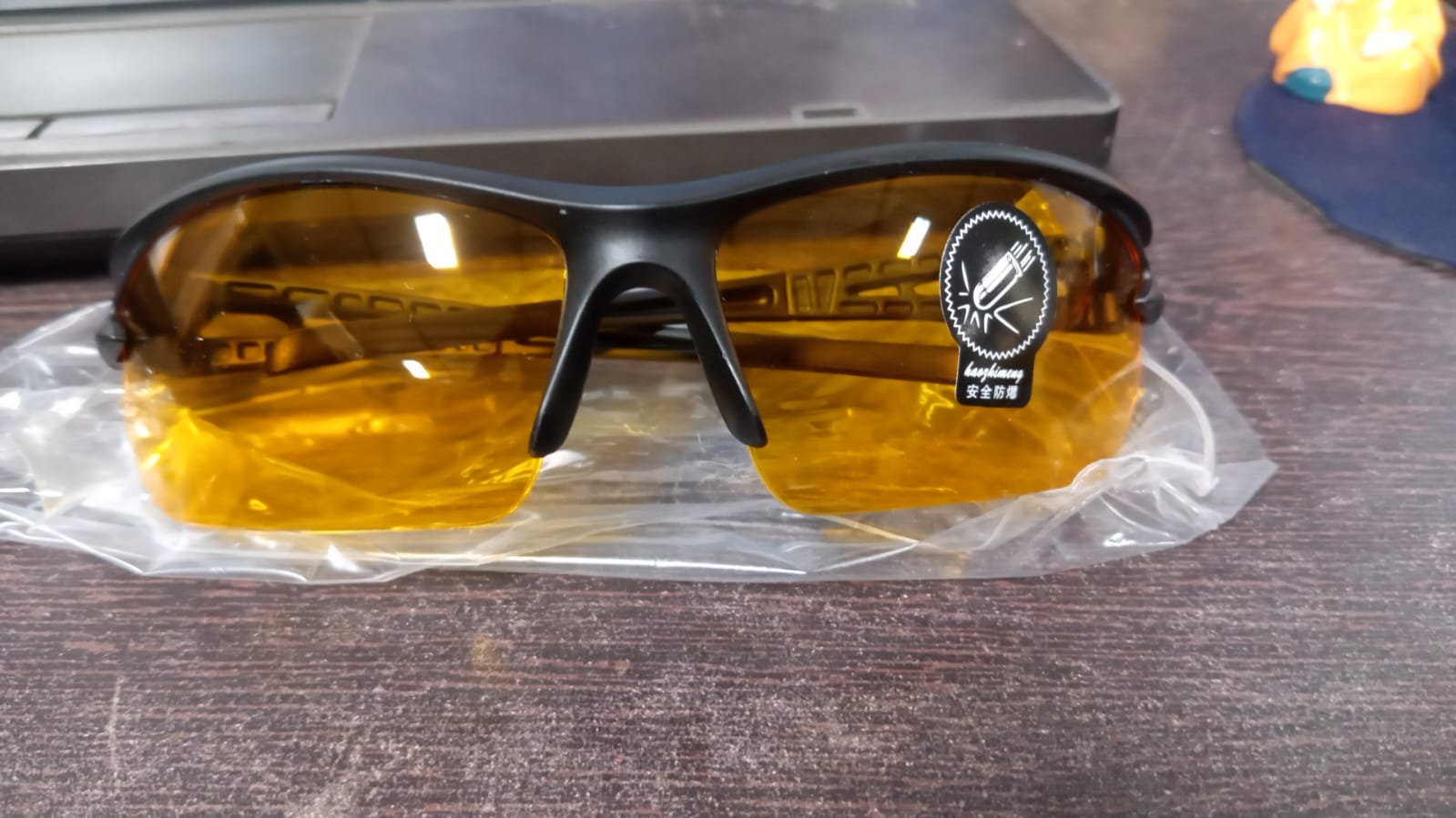 7765 Night Driving Glasses With Anti Glare Scratch Resistant Coating Sunglasses (1 PC) 7765 Night Driving Glasses With Anti Glare Scratch Resistant Coating Sunglasses (1 PC)